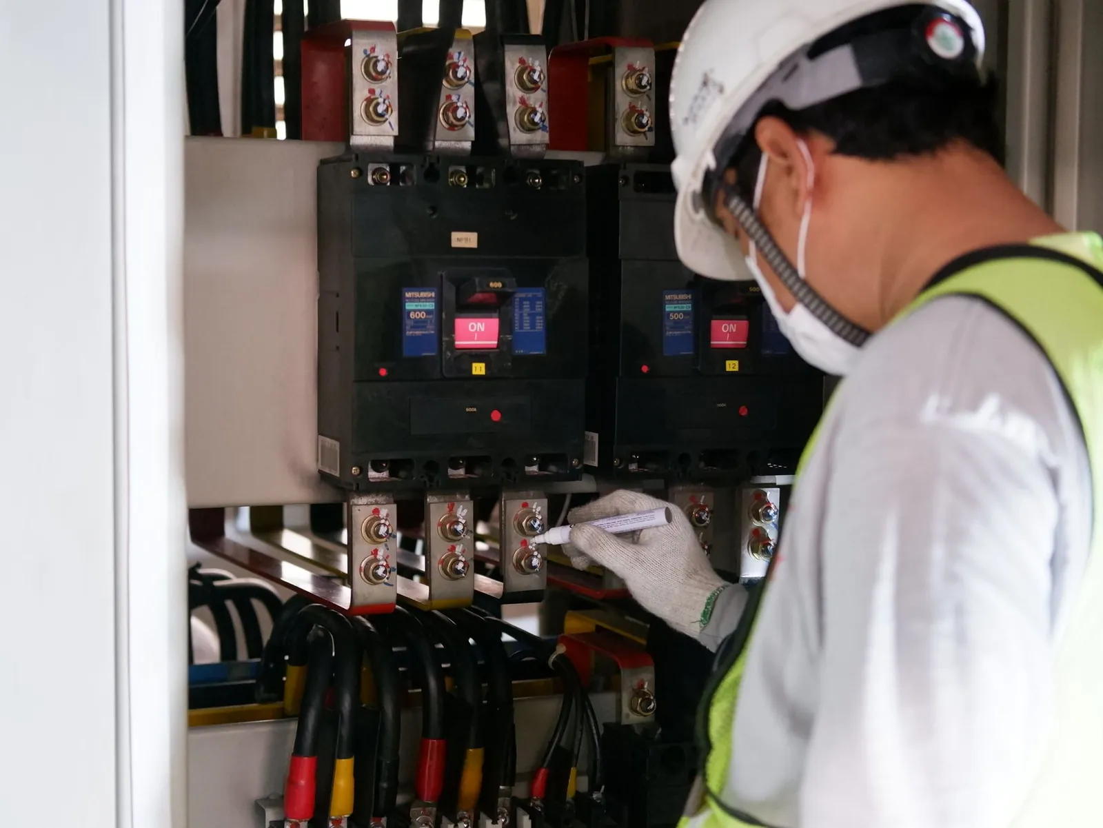 Técnico midiendo variables eléctricas en un tablero industrial durante un diagnóstico energético