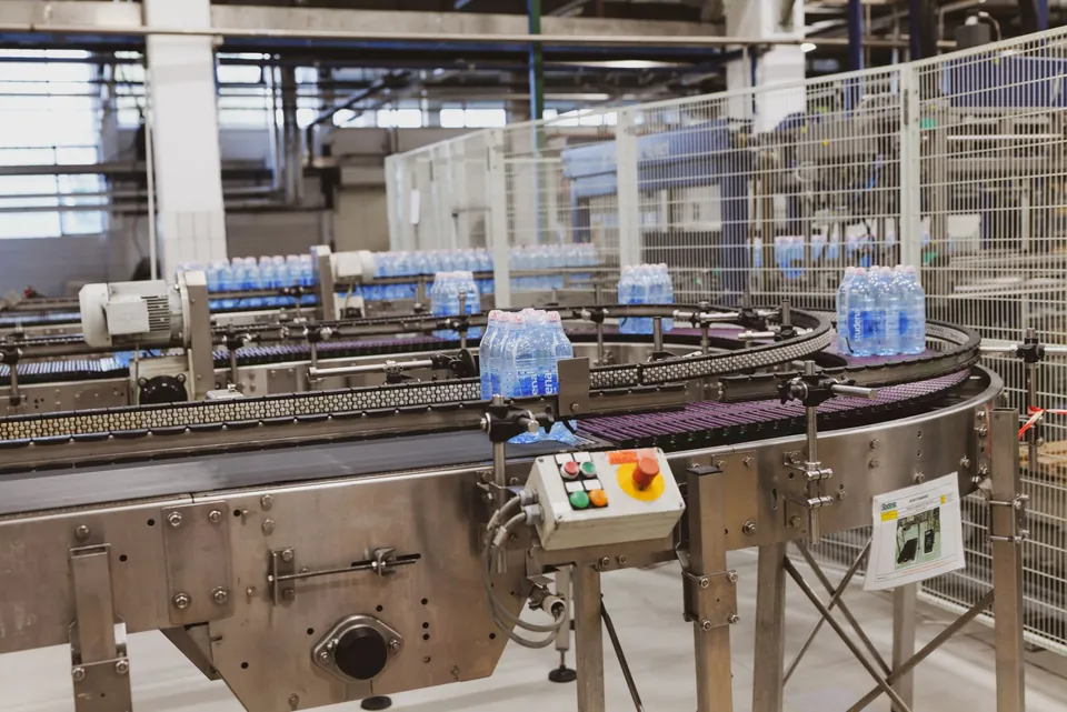 Línea de envasado de bebidas en una planta industrial