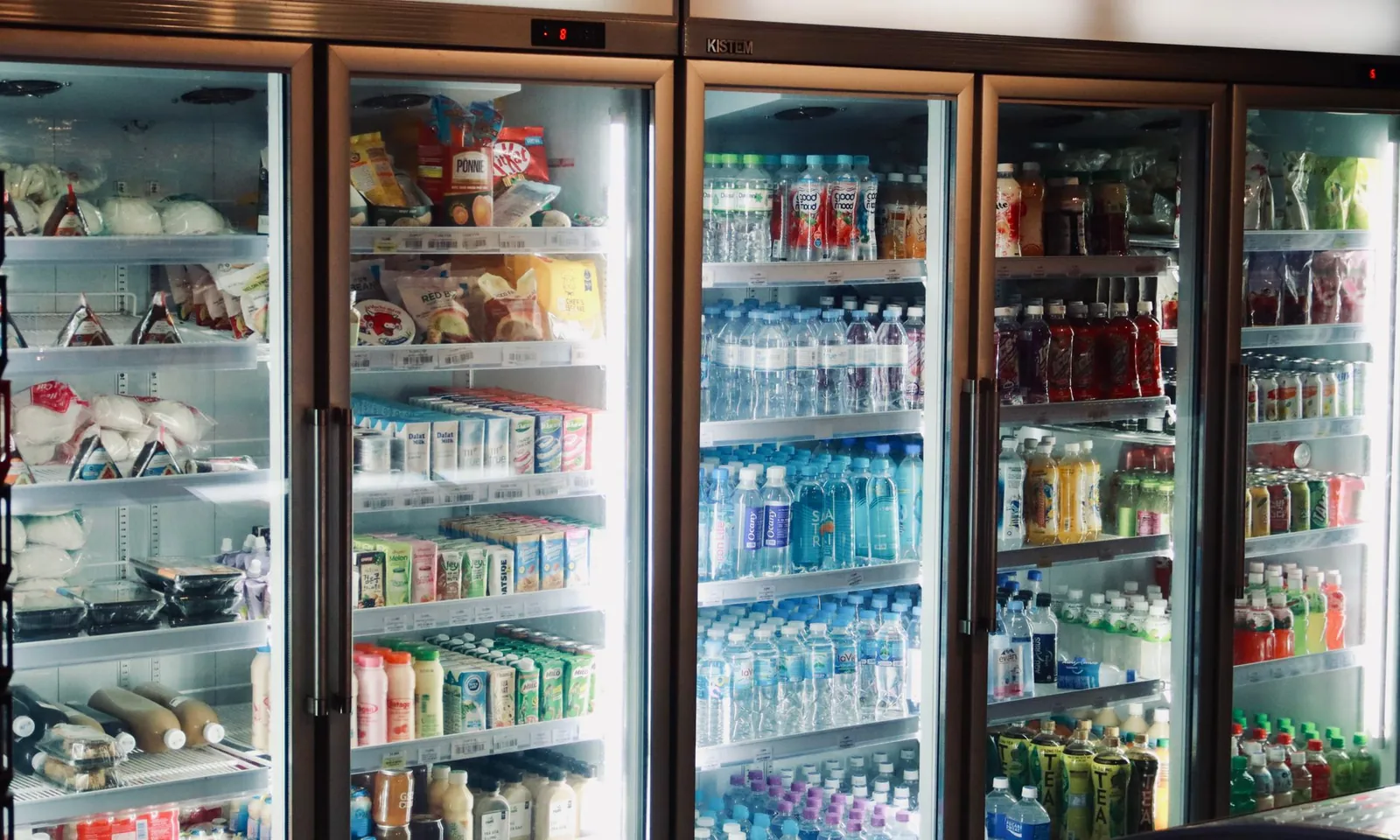 Refrigeradores verticales de bebidas en una tienda de conveniencia