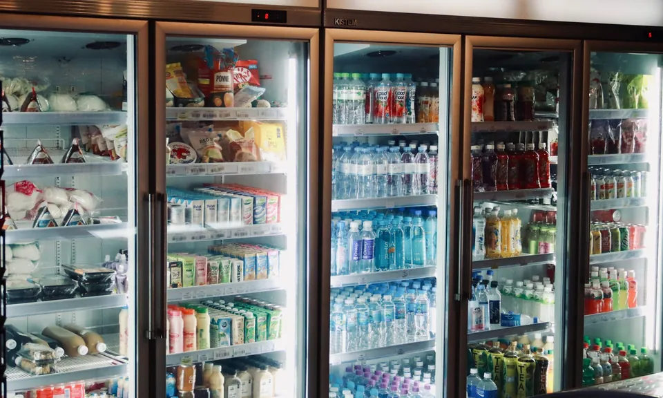 Refrigeradores de bebidas en una tienda