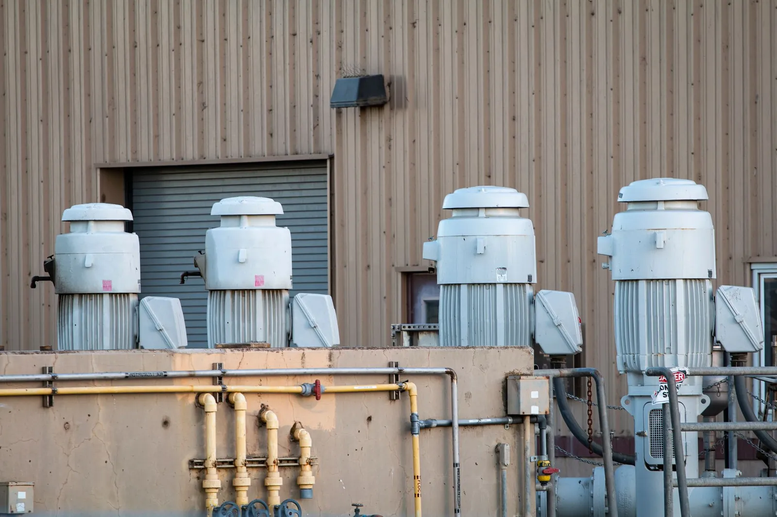 Motores eléctricos industriales de velocidad constante instalados en una planta
