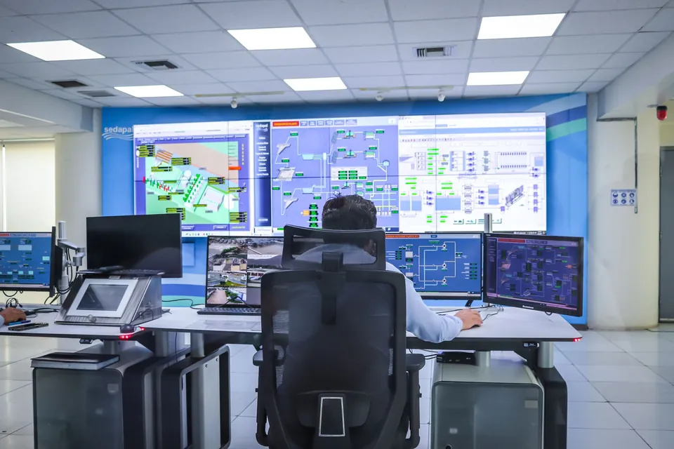 Sala de control con pantallas de monitoreo