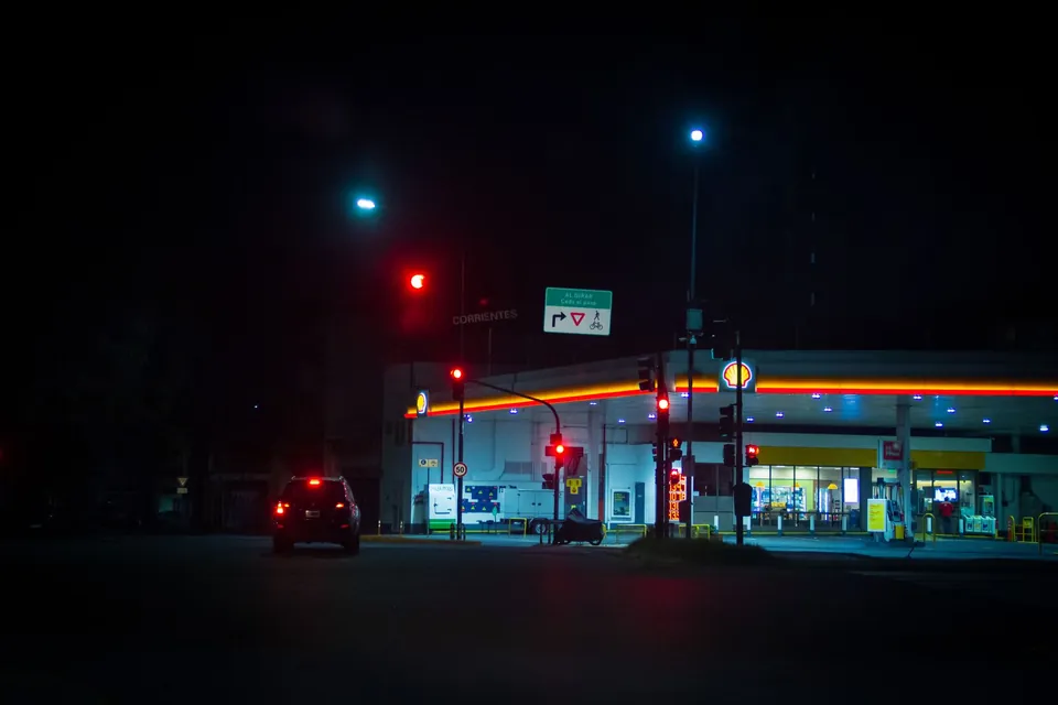 Estación de servicio iluminada de noche