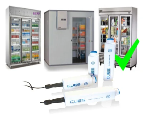Dispositivos CUES junto a refrigeradores comerciales y una cámara de frío